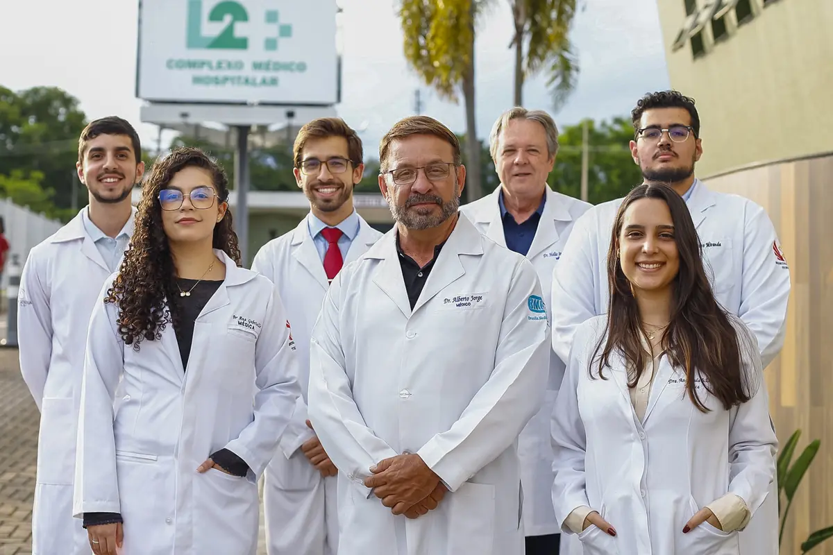 Equipe médica da BMH em frente ao Complexo Médico Hospitalar da L2 Sul