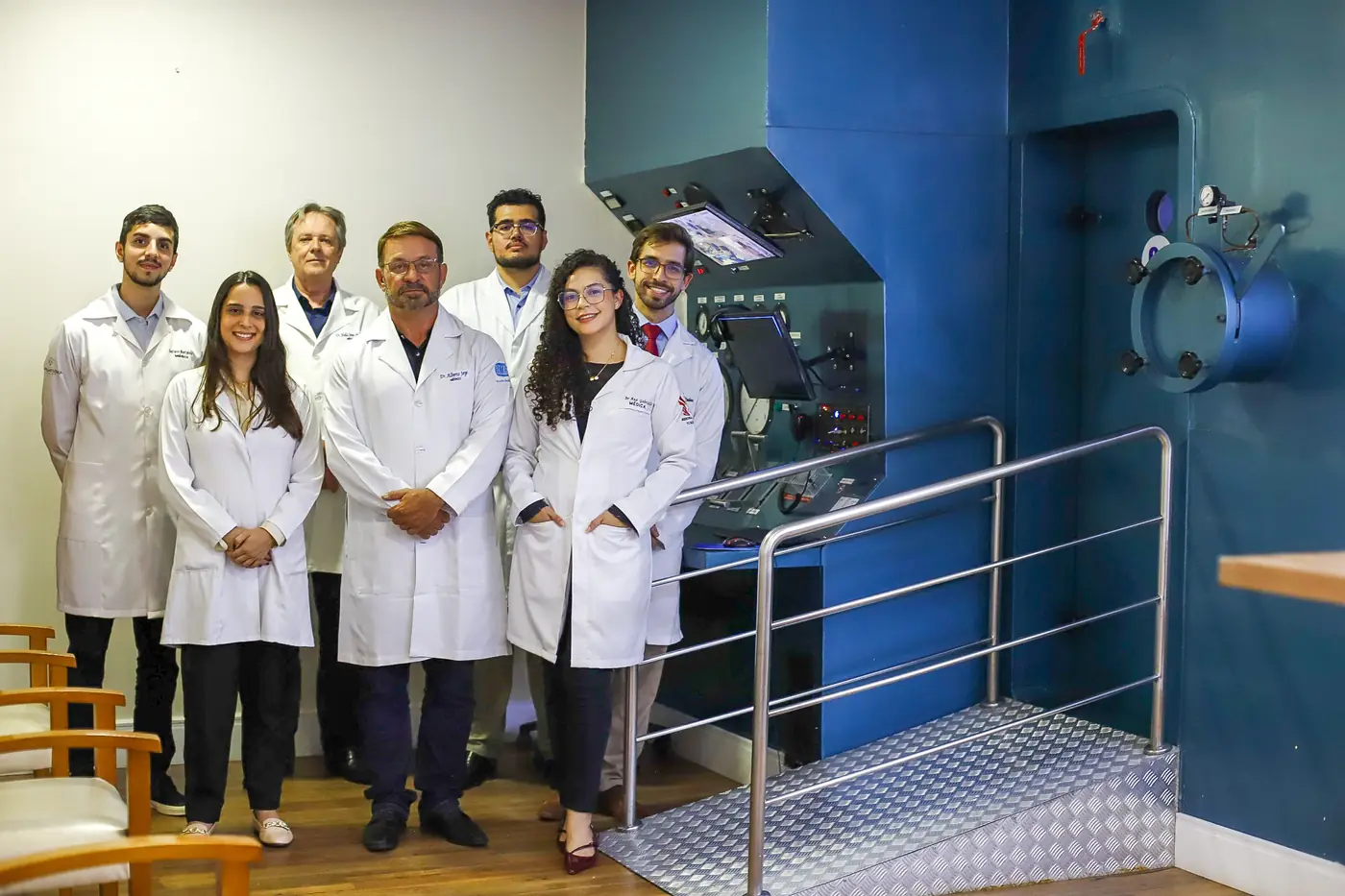 Equipe médica da BMH em frente à câmara multiplace